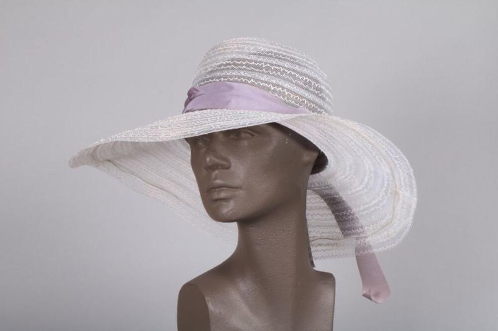 Hoed in doorzichtige nylon en witte raffia met geribd lila lint