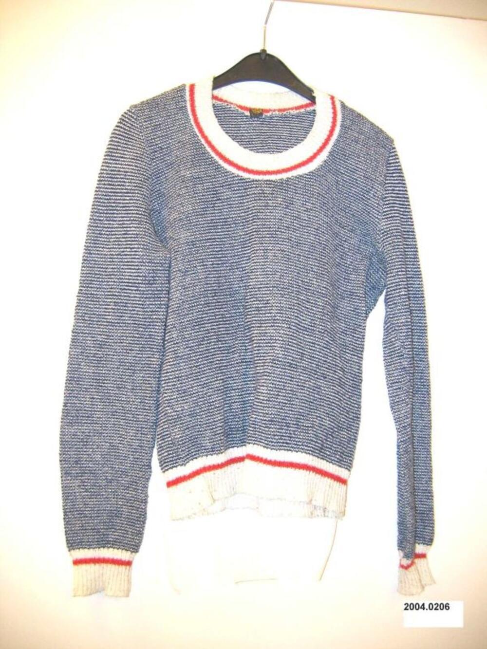Trui in blauw-wit gestreept breiwerk met rood detail