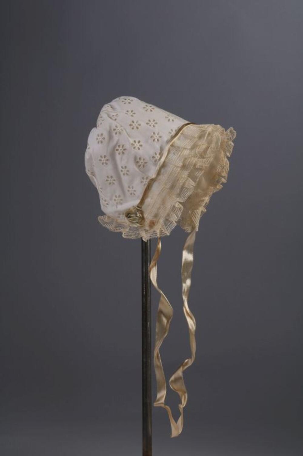Babymuts in witte katoen van Engelse broderie