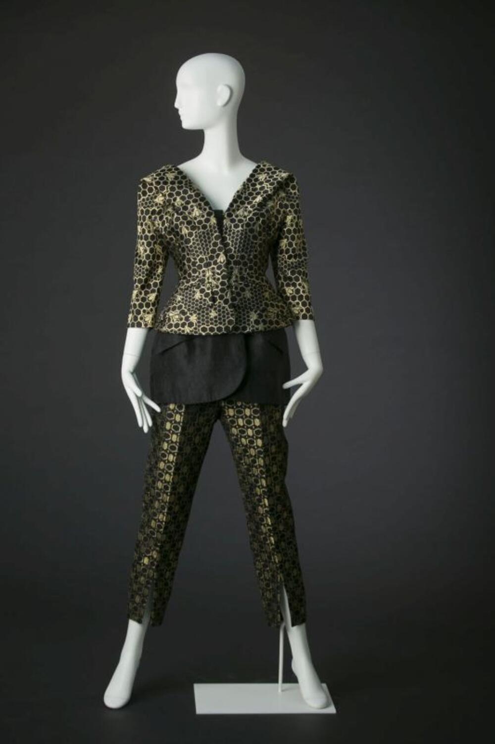 Ensemble bestaande uit strapless jurk, broek, jasje en enkellaarzen in goudkleurig en zwarte…