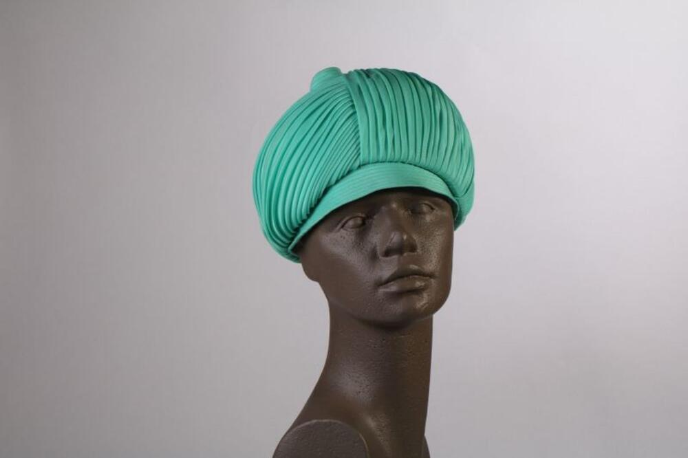 Hoed in groene gedrapeerde nylon