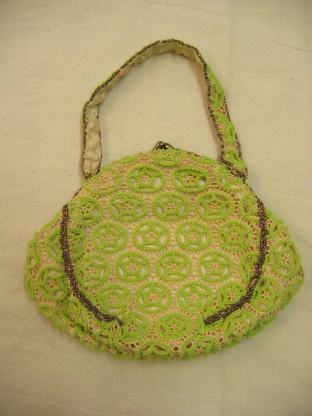 Handtas met groene kralen