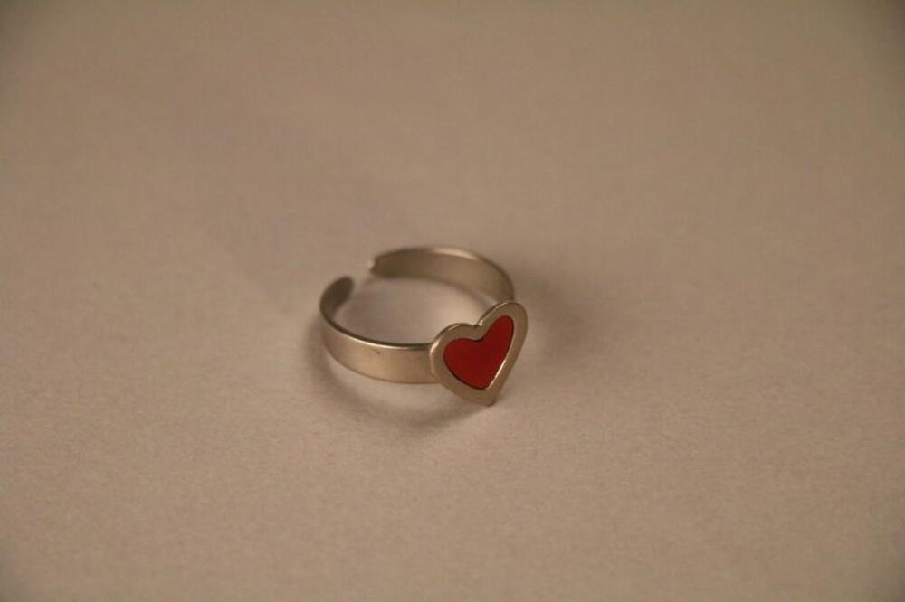 Ring in zilverkleurig metaal versierd met rood hart