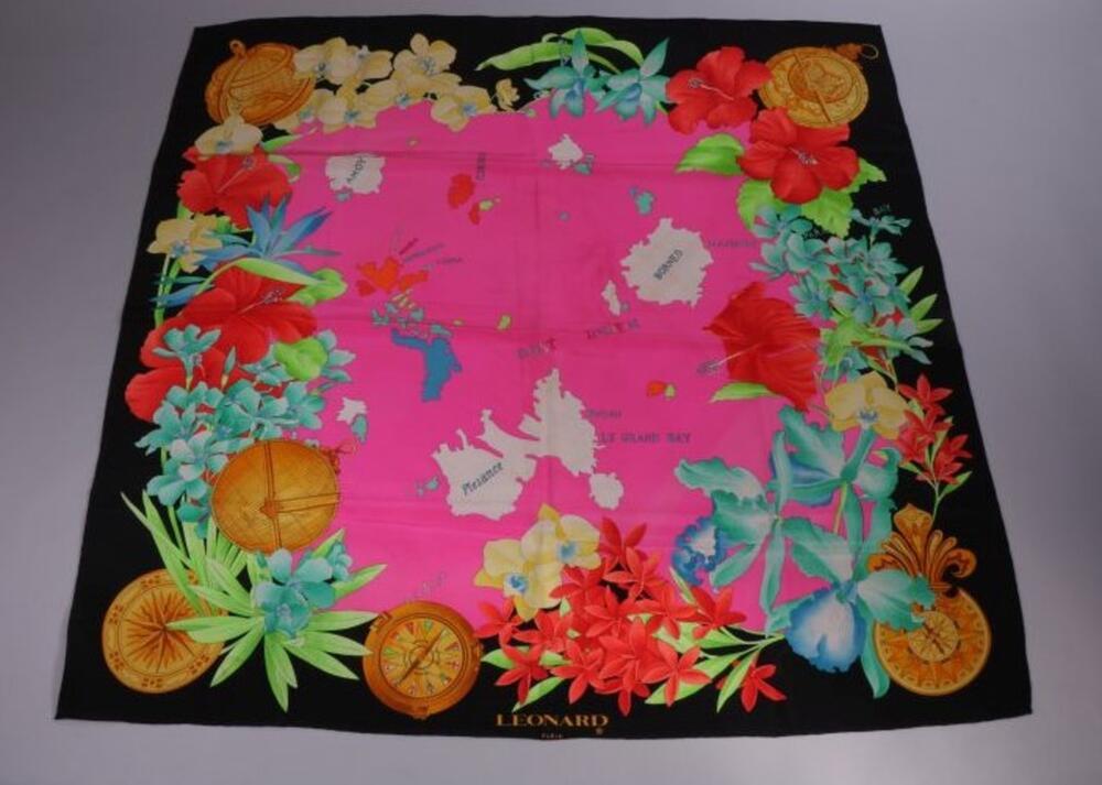 Foulard in zwarte en pinkkleurige zijde met felgekleurde print