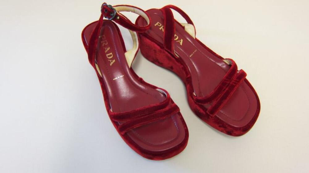 Rood fluwelen sandalen met plateauzool
