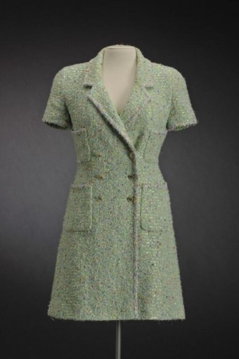 Ensemble bestaande uit een lange vest in lichtgroene tweed en een evenlange jurk in zijde met roze…