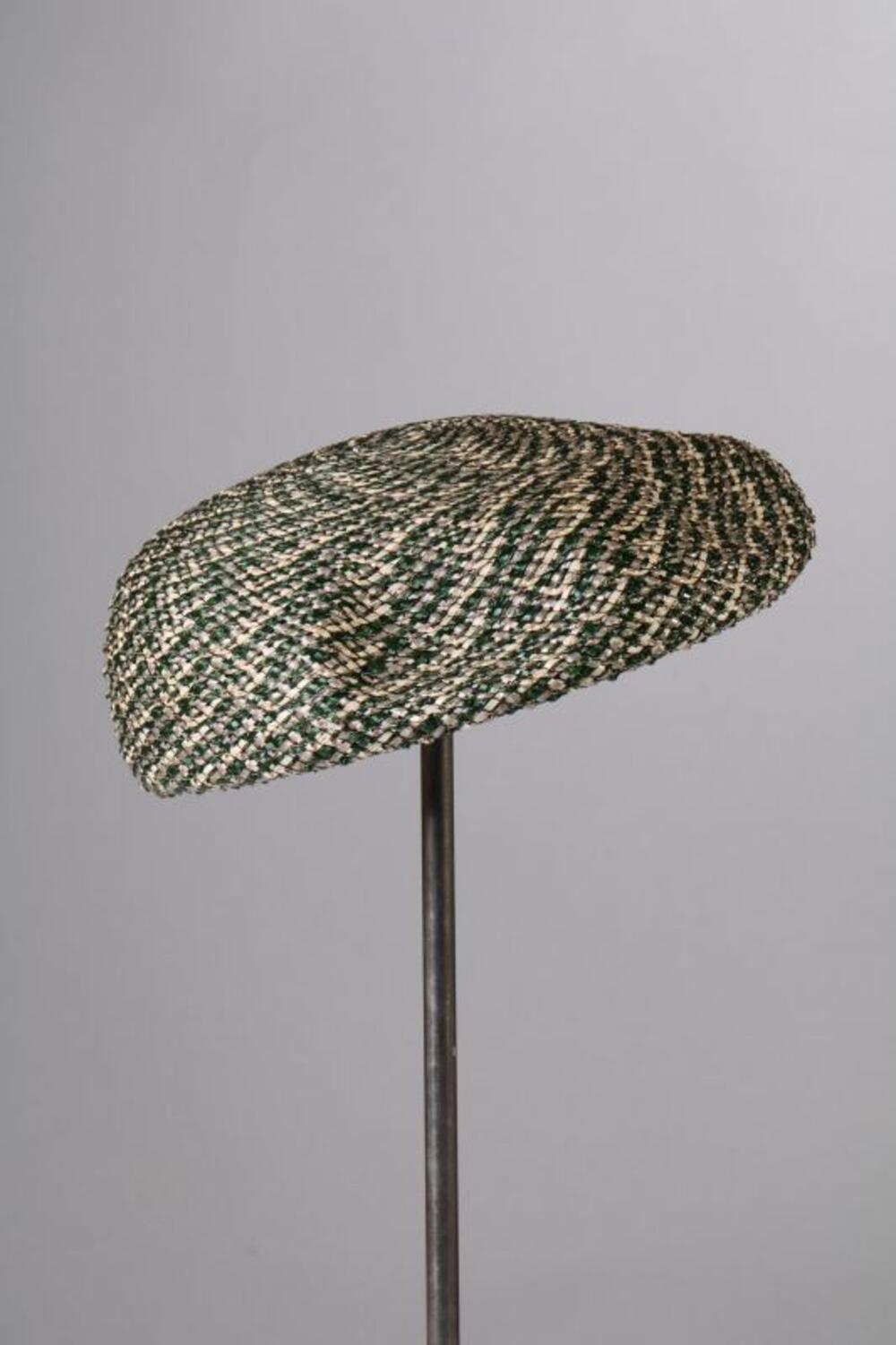 Pet in groen, grijs en beige stro