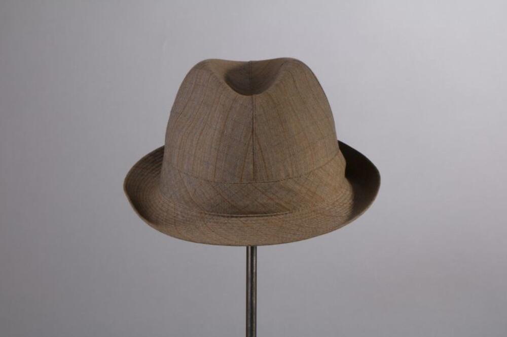 Hoed in lichtbeige tergal met kleine ruit