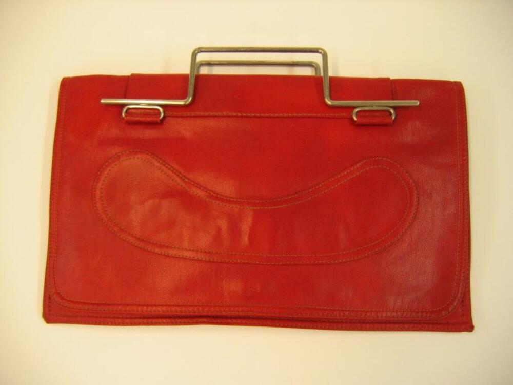 handtas in rood leer met handvaten in metaal