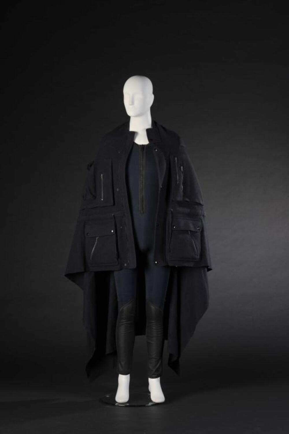 Ensemble bestaande uit donkerblauw duikerpak en lange, donkerblauwe cape
