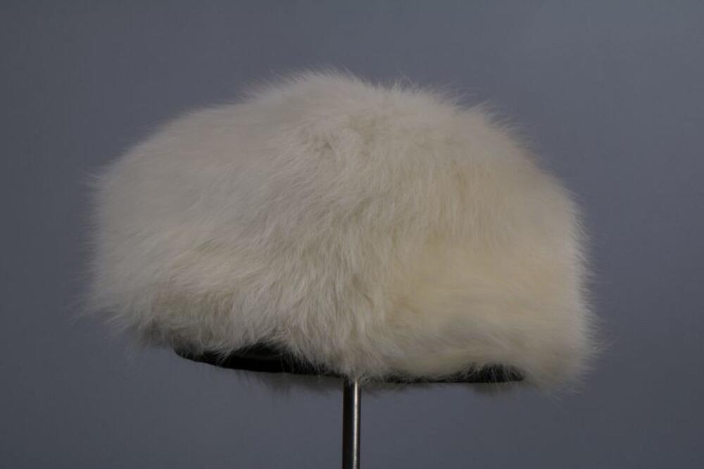 Bontmuts in witte poolvos