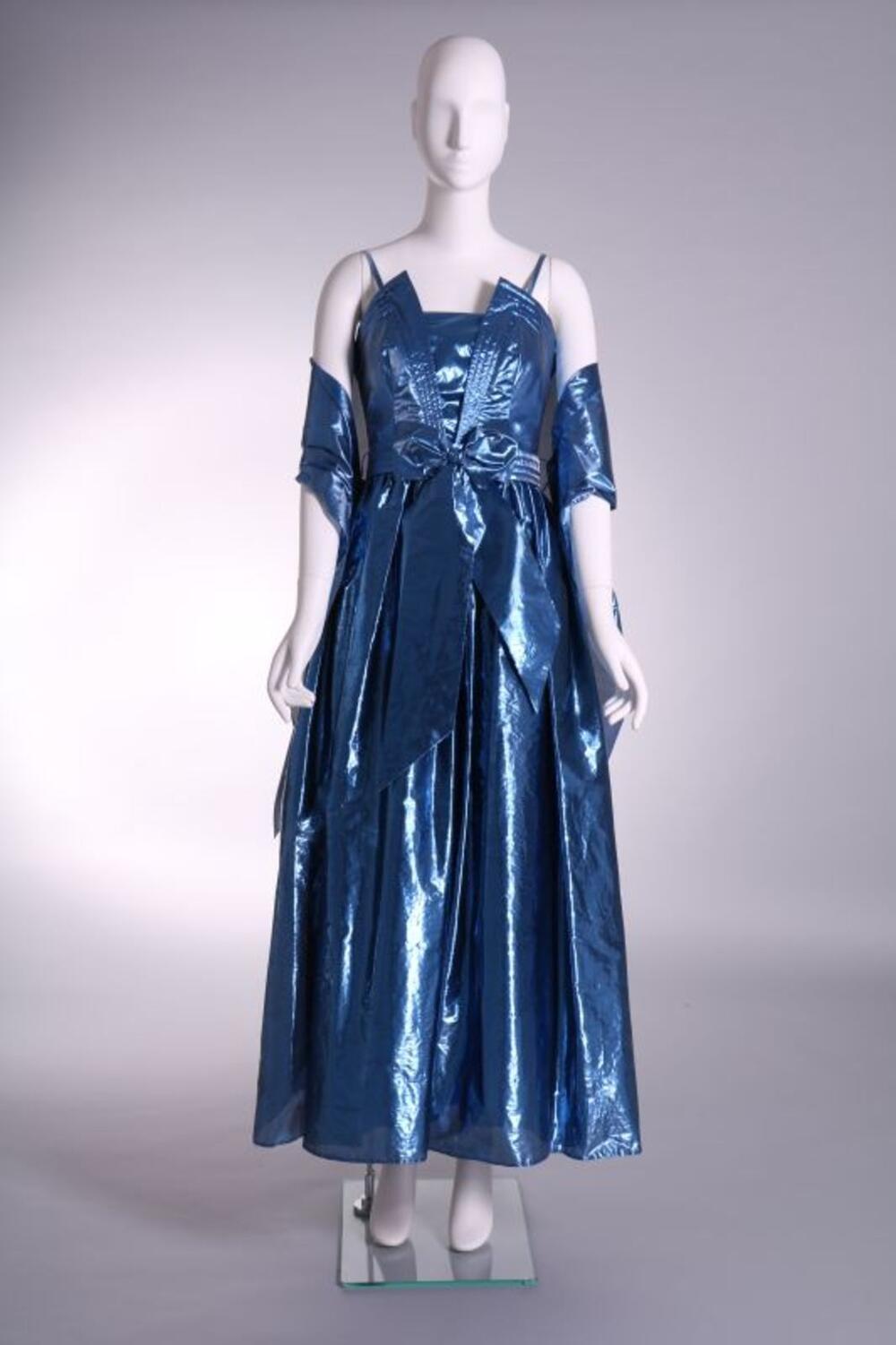 Ensemble bestaande uit avondjurk in felblauwe lurex met riem en stola