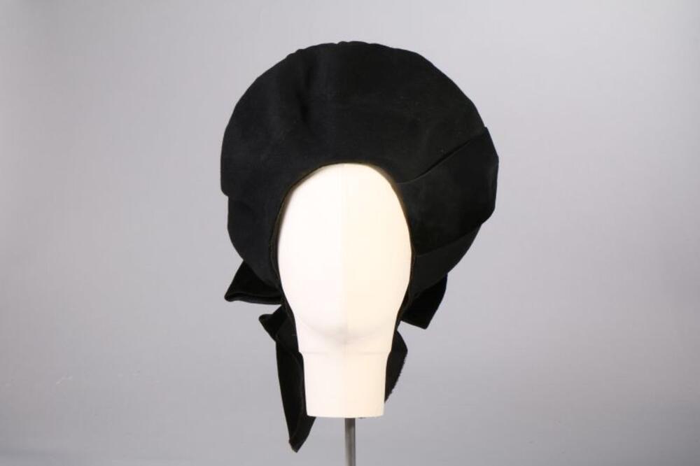 Baret in zwarte vilt versierd met zwart fluwelen strik
