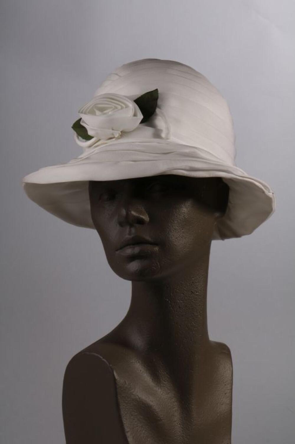 Hoed in witte organza met bloemdecoratie