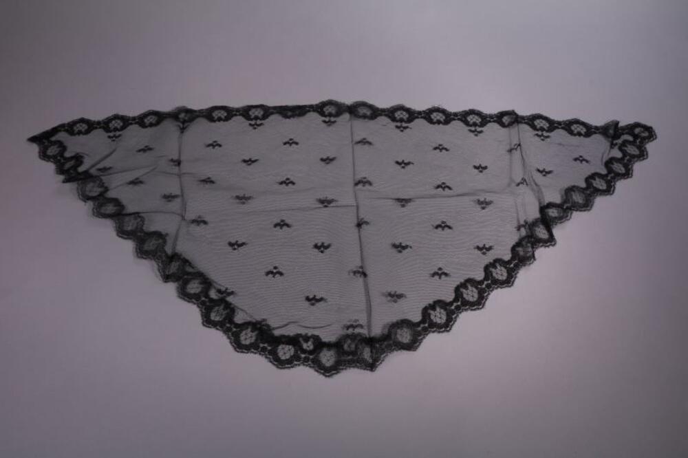 Zwarte driehoekige mantilla in machinaal kant