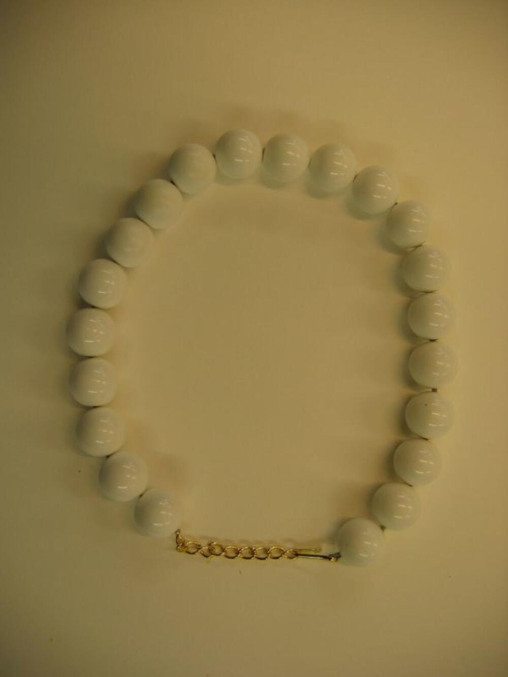 Halsketting met witte plastic bollen