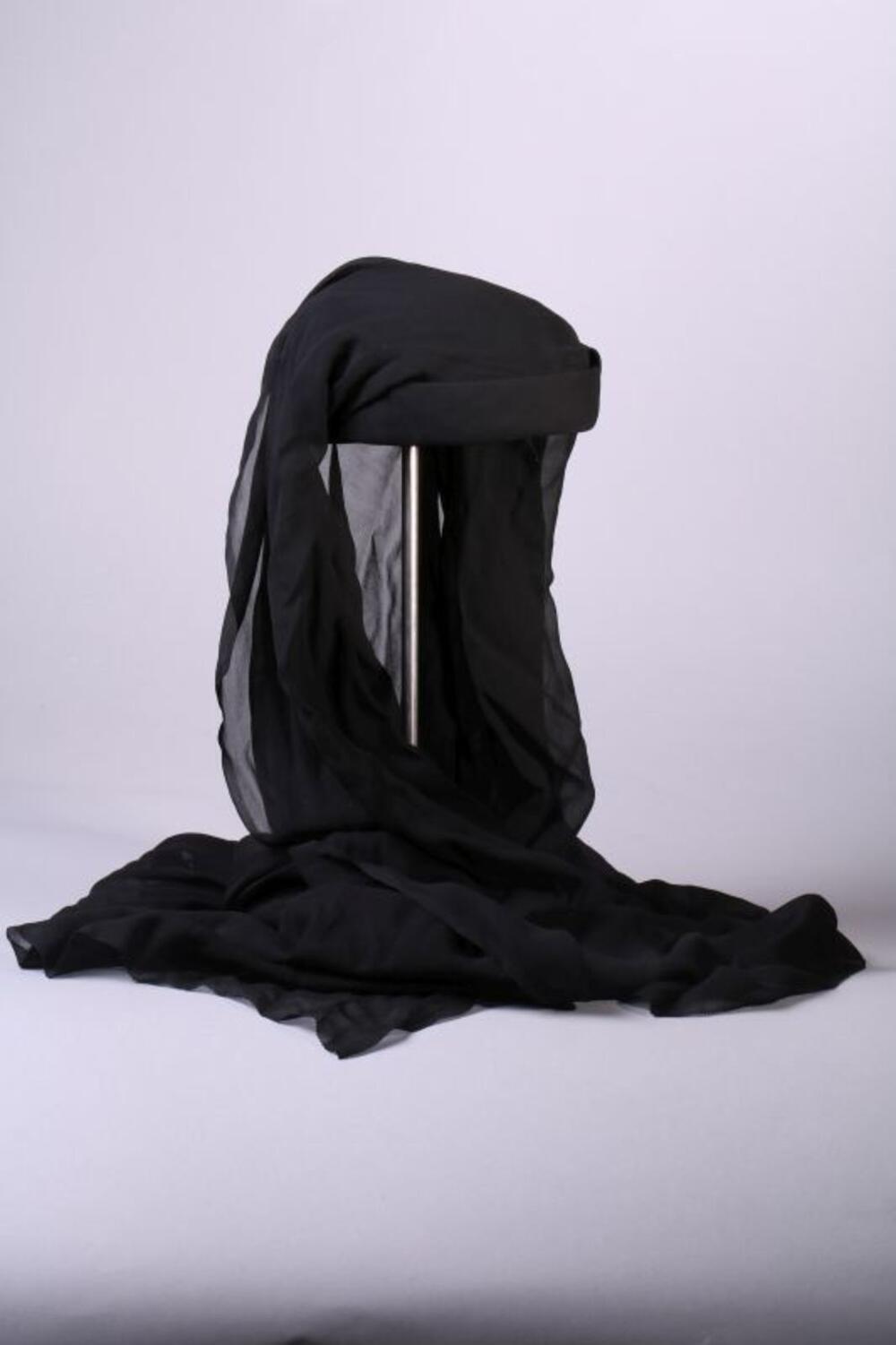 Zwarte toque met lange sluier