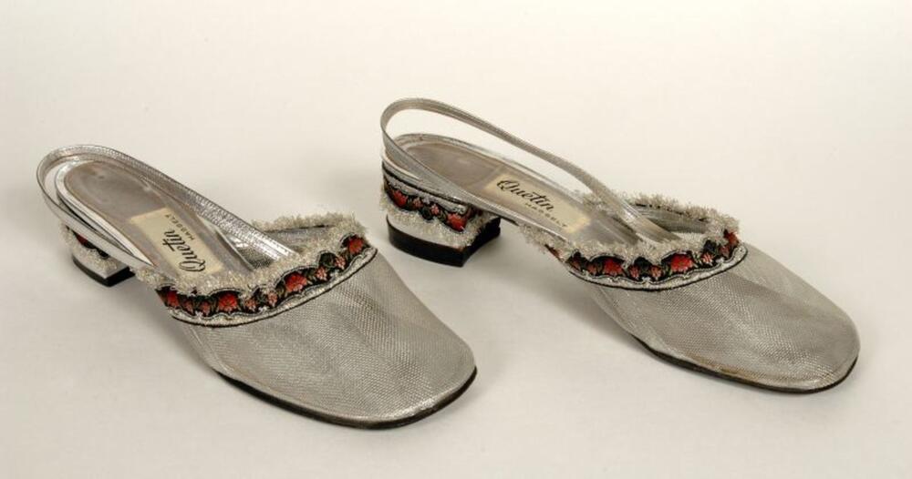 Slingback in zilverkleurige stof met geborduurde bloemenpatroon