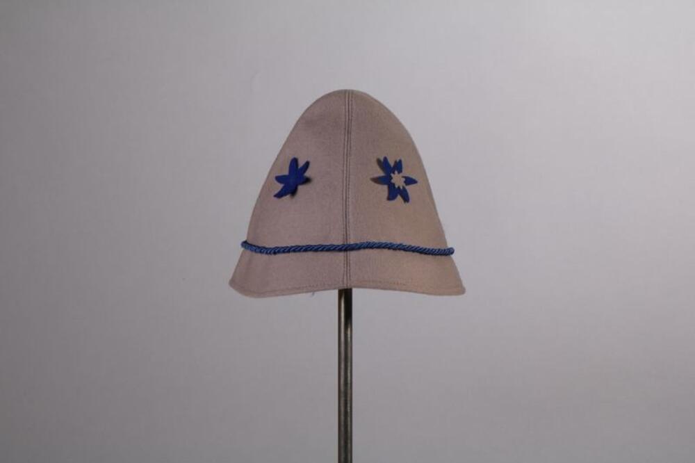 Muts in grijze vilt met bloemen in blauwe vilt