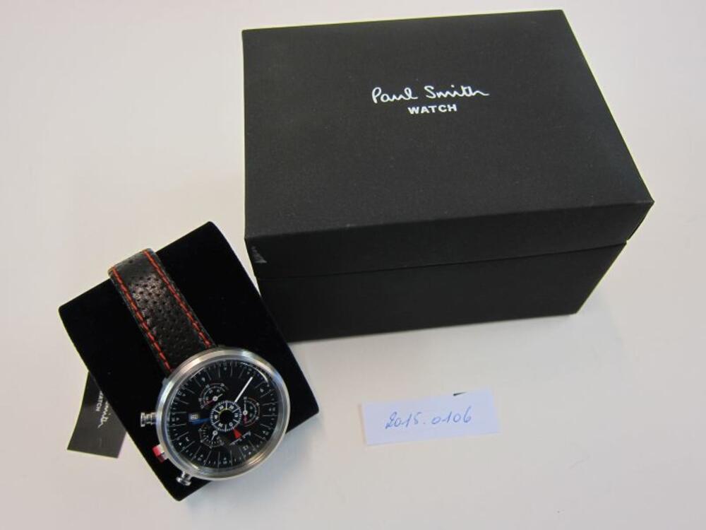 Horloge met zwarte leren band met rode stiksels