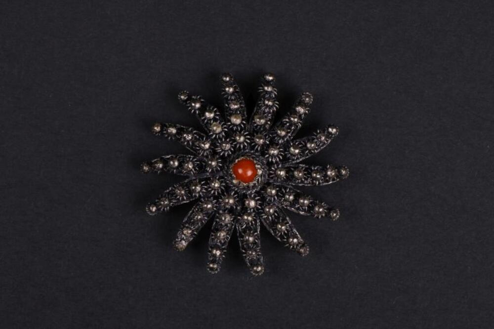 Broche in oud zilver en bruinrode steen