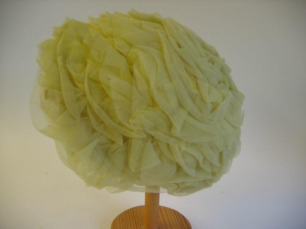 Badmuts in gele rubber met aangefronste nylon stroken