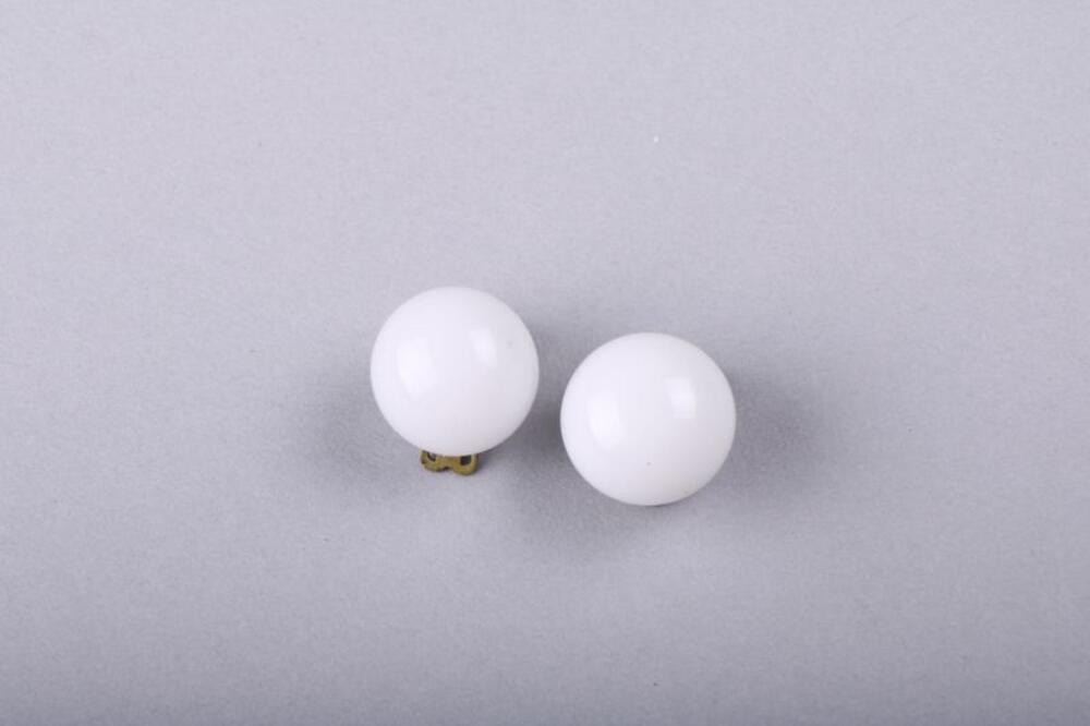 Oorclips met witte bol in glas en clips in koper