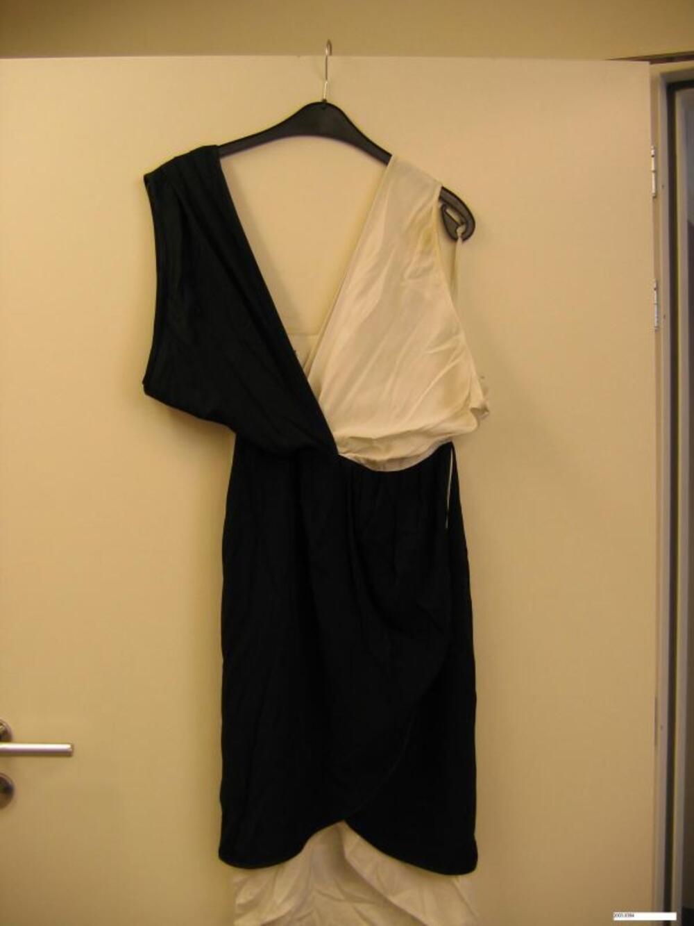 Asymmetrische jurk in zwart-witte stof