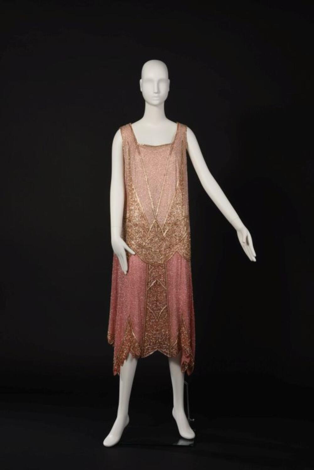 Flapperjurk in roze zijde met kralen motieven