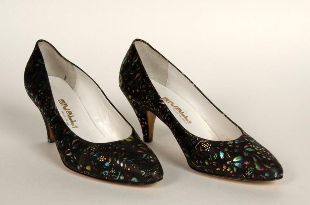 Pumps in zwart leer met bloemenmotief