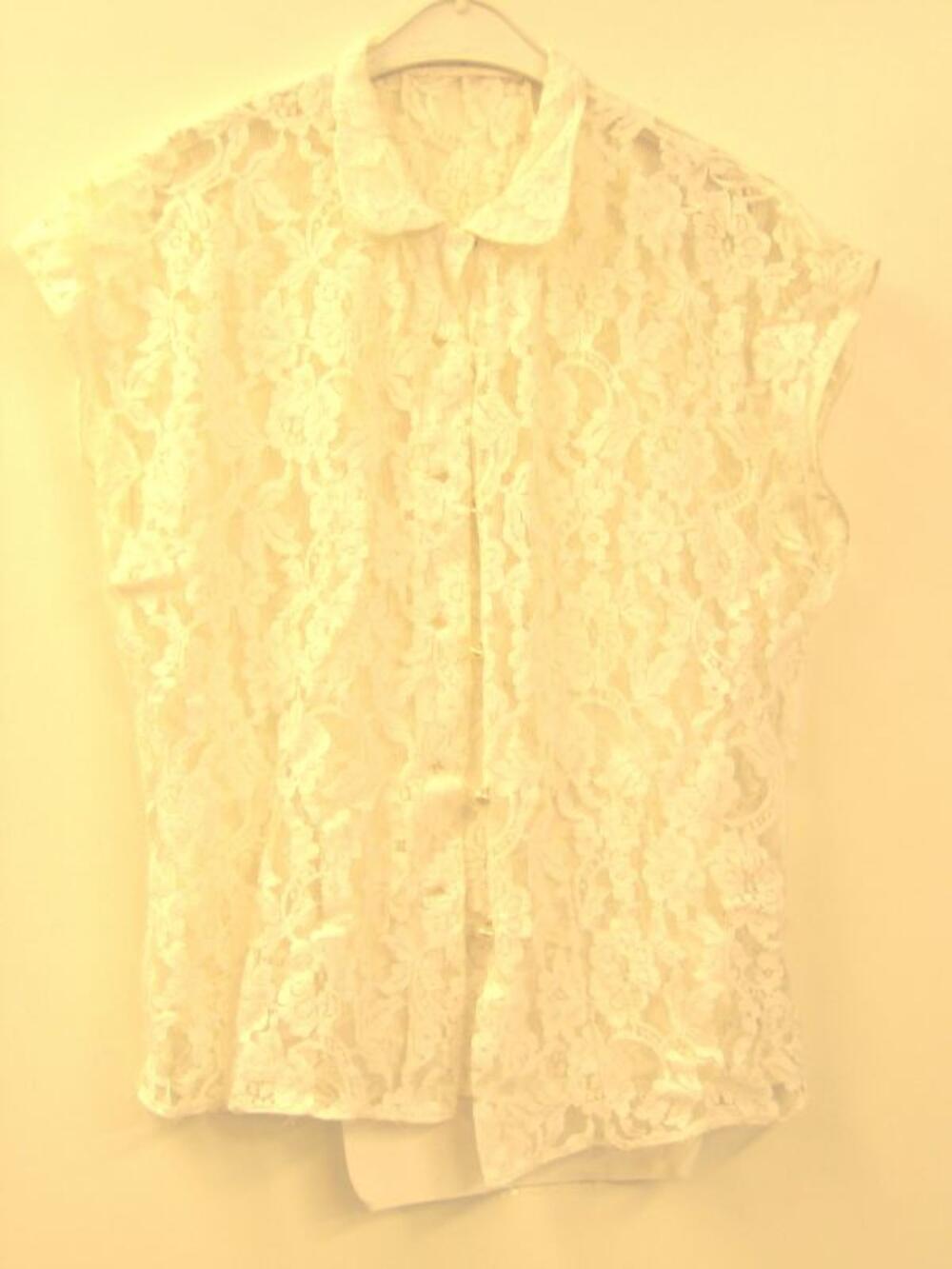 Blouse in witte machinale kant