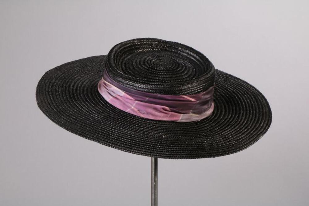 Hoed in zwart bandstro met mauve geruit lint in zijde