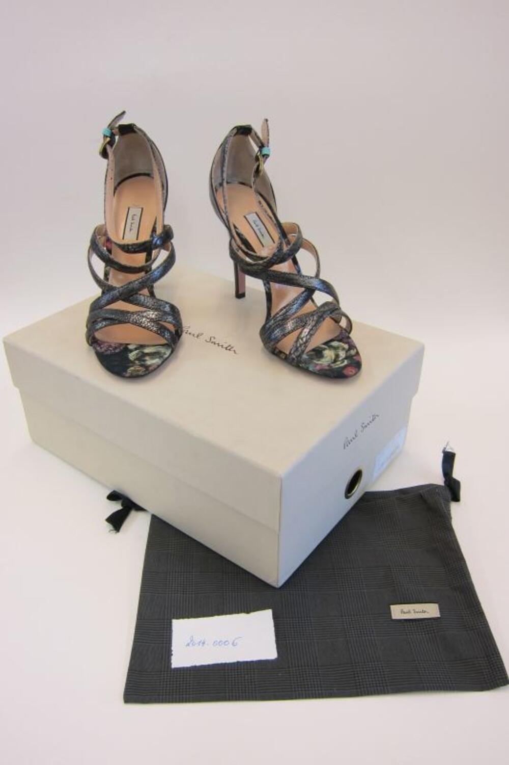 Ensemble bestaande uit sandalen, schoenendoos en schoenenzak