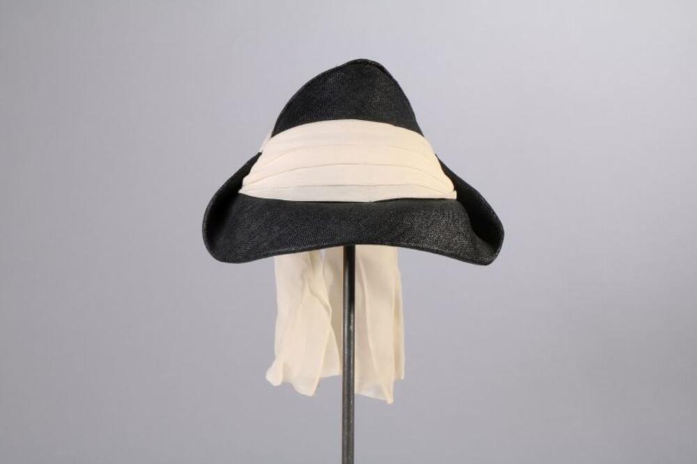 Hoed in donkerblauwe stro met witte voile