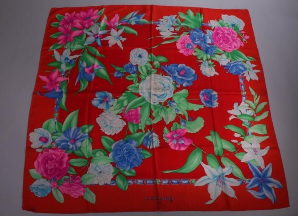 Foulard in rode zijde met bloemenprint