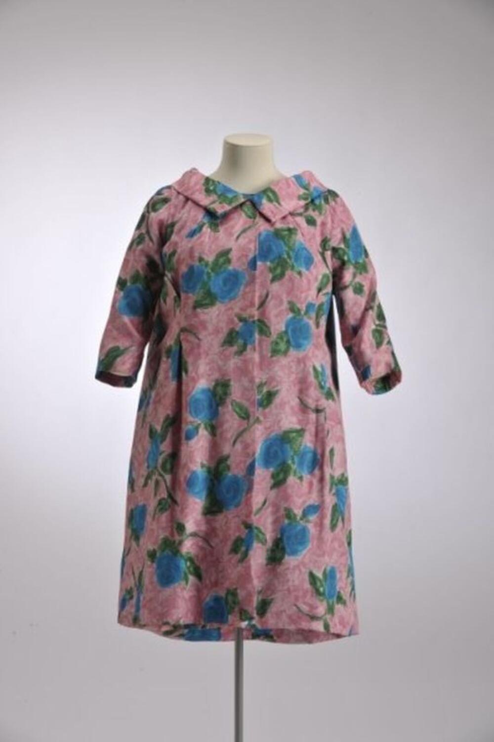 Ensemble bestaande uit jurk en mantel in roze zijdestof met bedrukking van blauwe bloemen