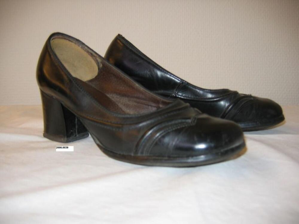 Schoenen in zwart leer met halfhoge zware hak