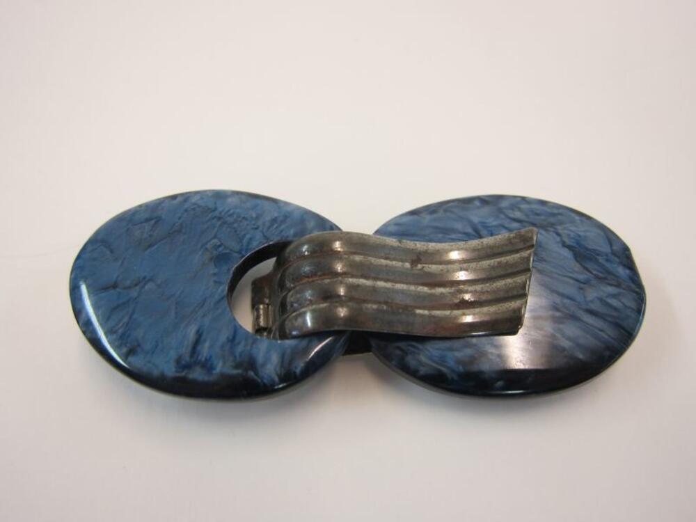 Blauwe gemarmerde gesp met metalen sluiting