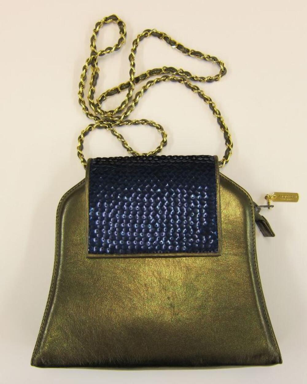 Wchoudertas in bronskleurig metallic leer en sluitingsklep met blauwe pailletten