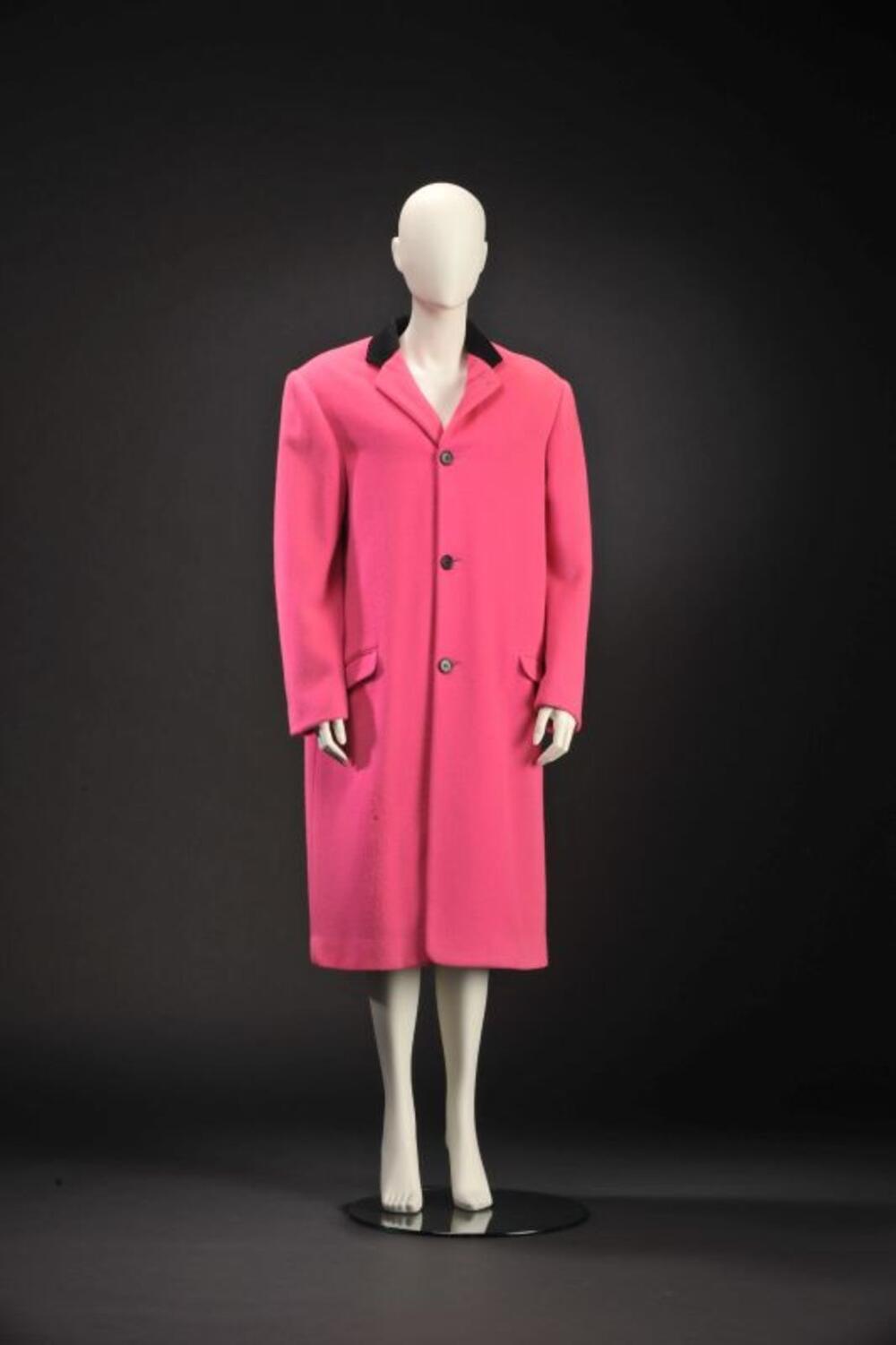 Mantel in sterk roze wol met zwarte kraag