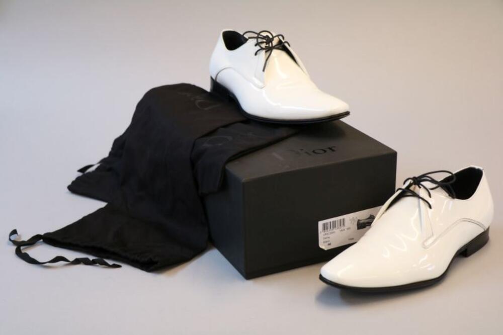 Ensemble bestaande uit schoenen in wit lakleer met zwarte veters, schoenendoos en zak