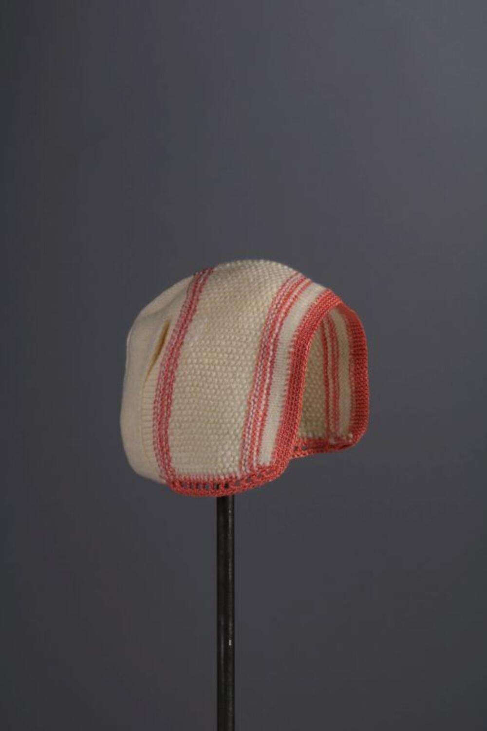 Babymuts in roze en ecrukleurige wol