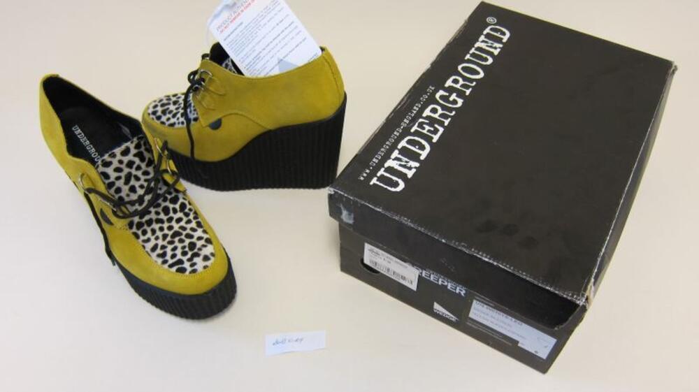 Ensemble bestaande uit schoenen in gele suède met luipaardmotief op de wreef en schoenendoos