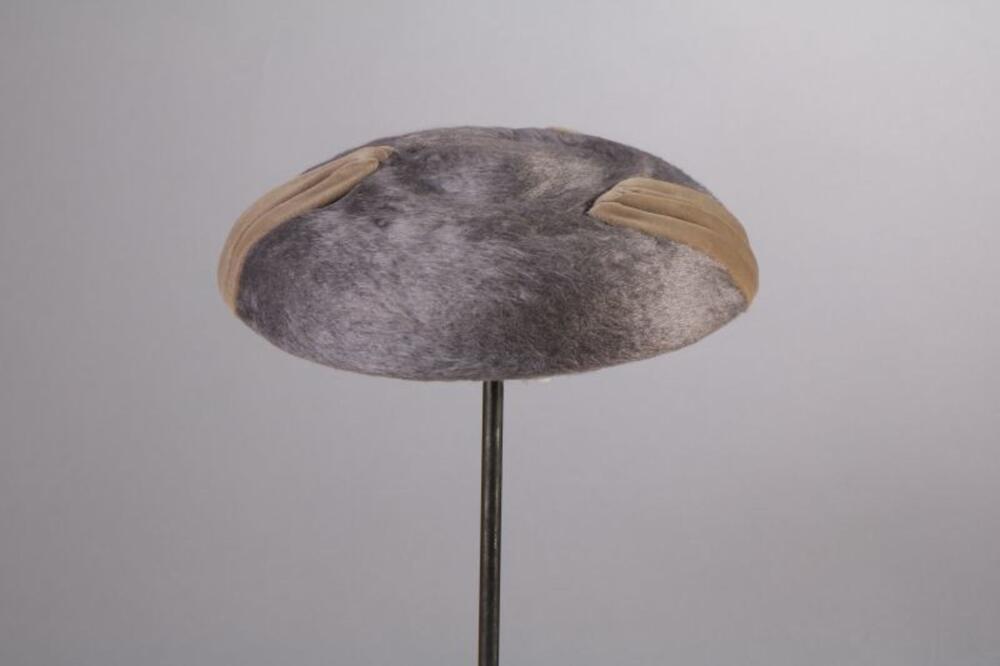 Hoed in lichtpaarse mohair met lichtgrijze fluweel