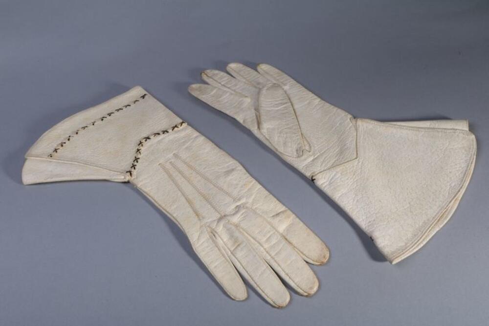 Handschoenen in ecrukleurig leer met versiering van zwart leren kuissteken