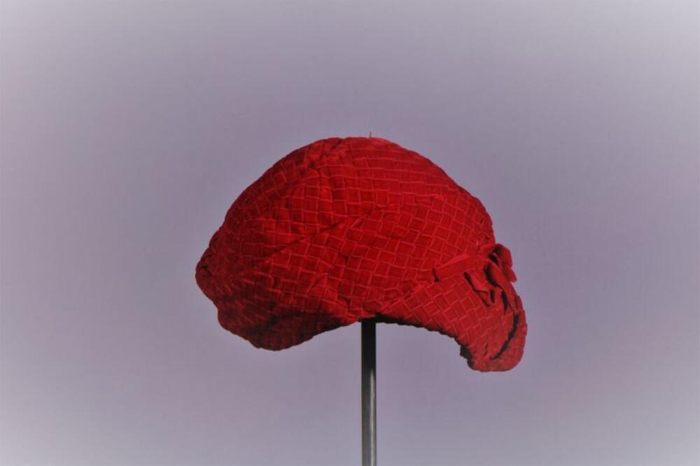 Hoed in rood fluweel