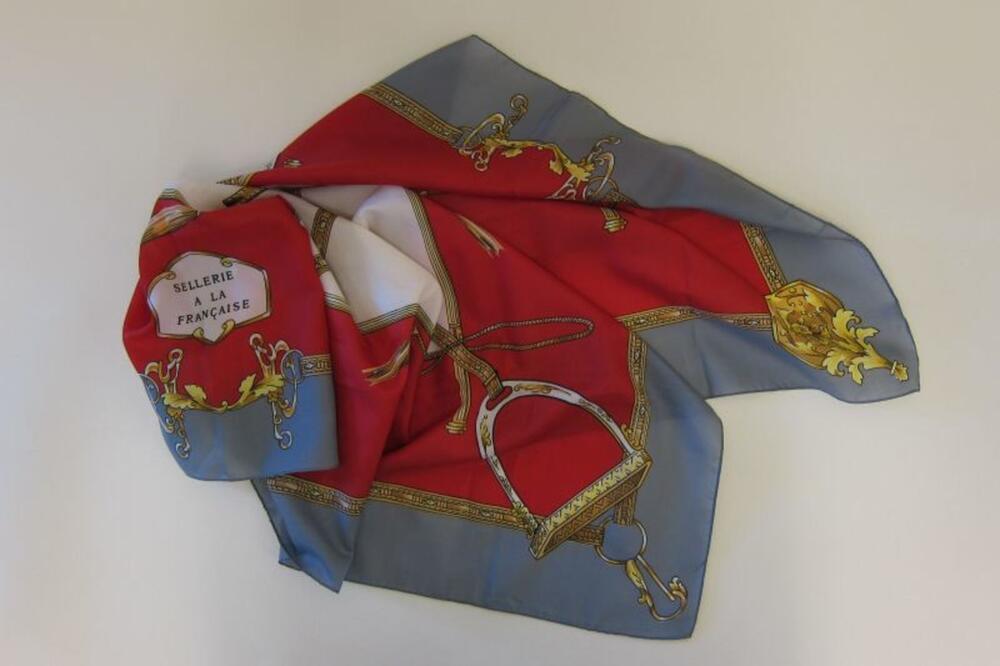 Grote vierkante foulard met afbeelding van een zadel
