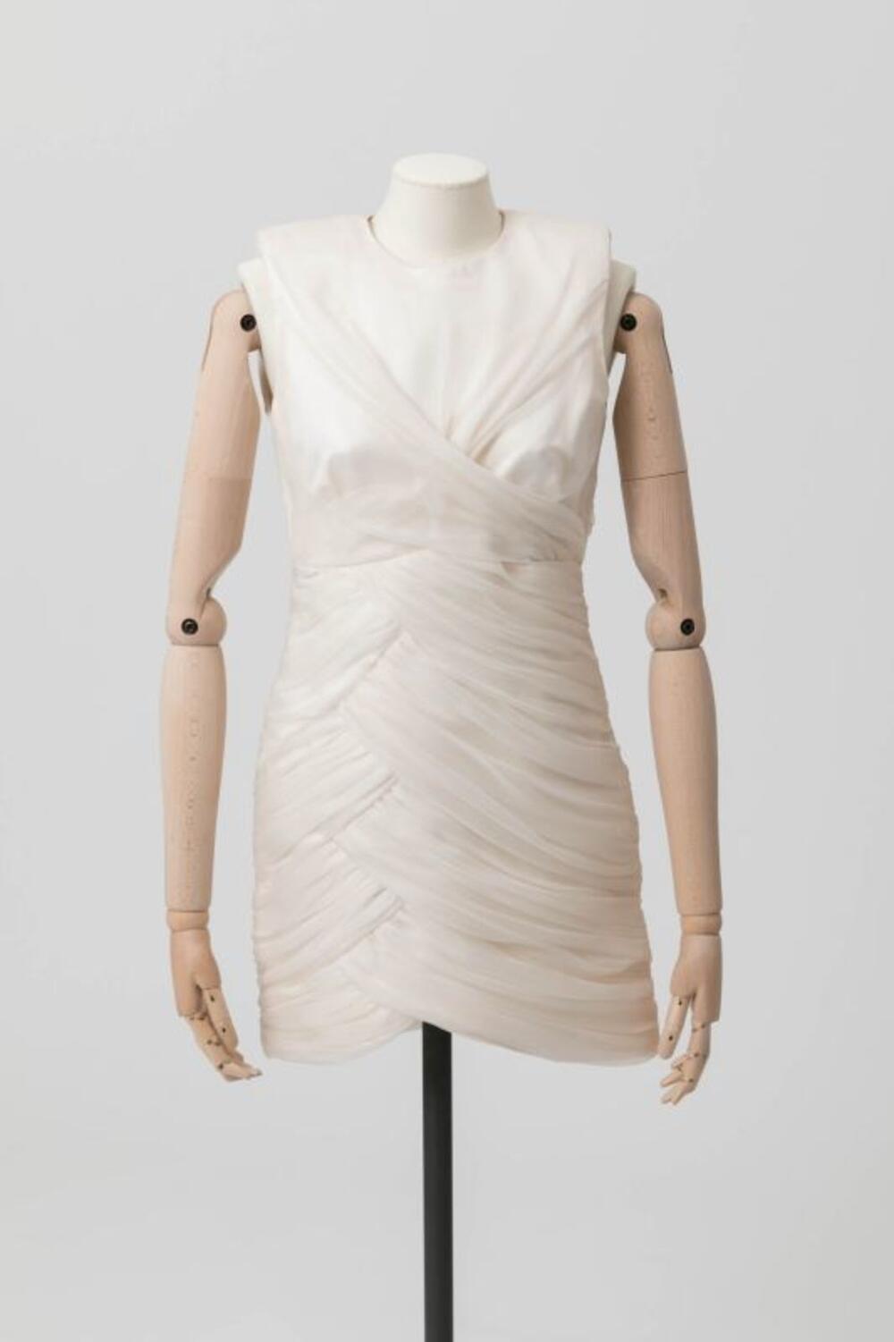 Mouwloze korte  jurk in witte satijn met drapages in witte organza