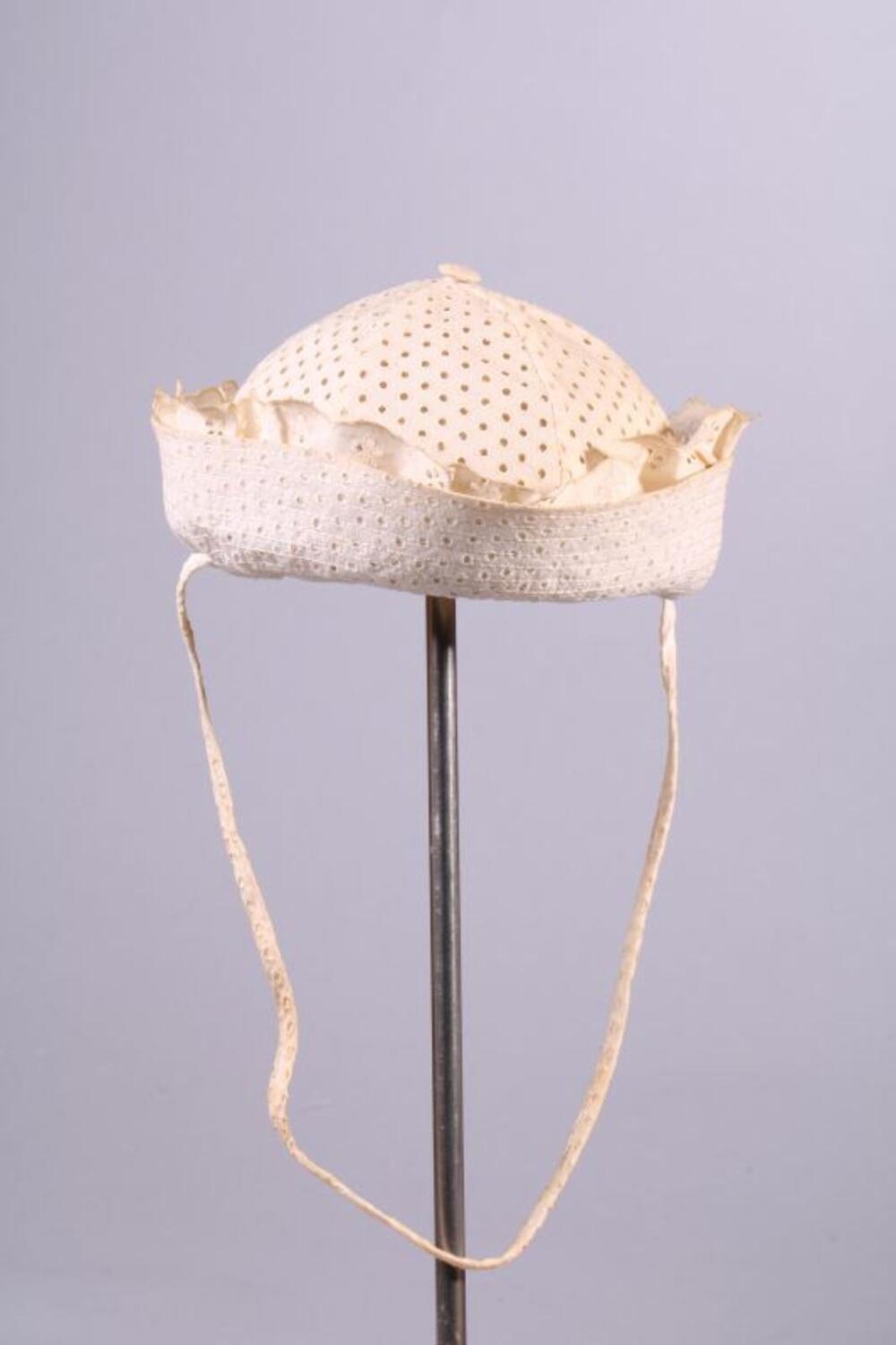 Zonnehoed in witte broderie anglaise