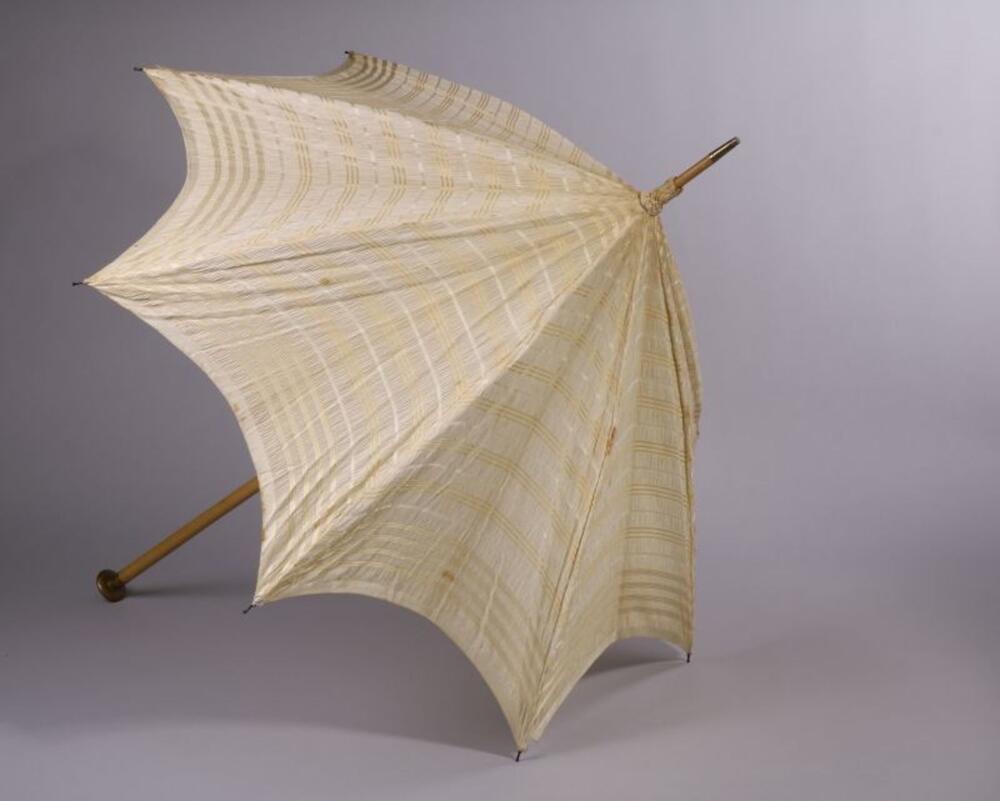 Ecrukleurige parasol met houten steel en koperkleurig handvat